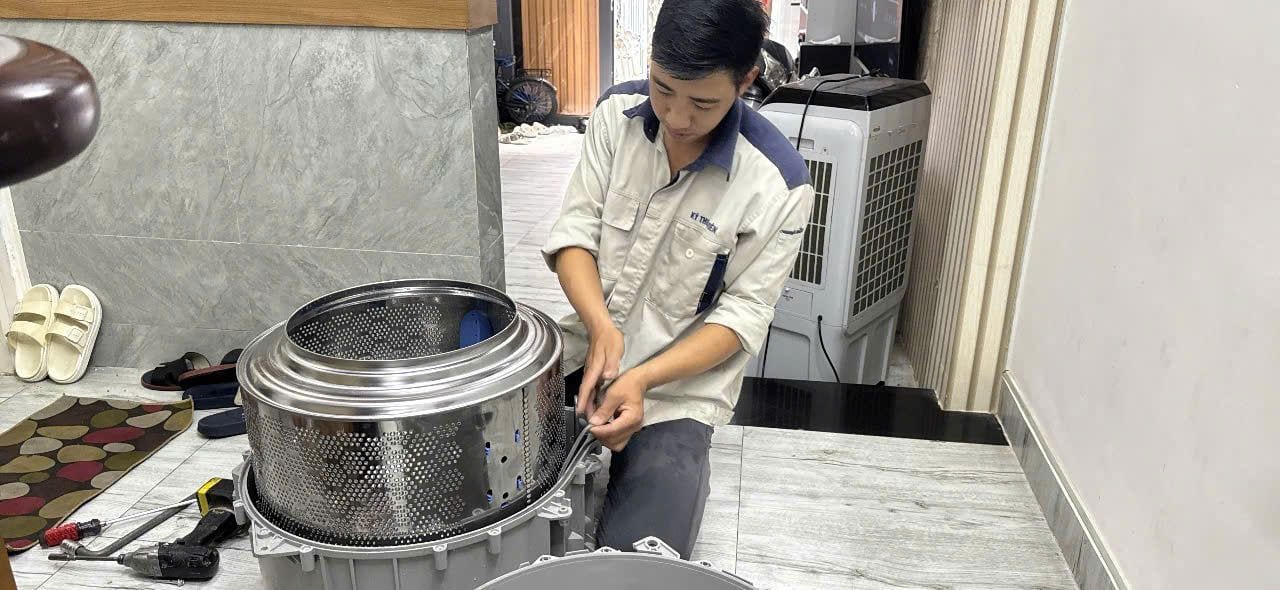 Thợ Điện Lạnh Đông Dương lắp lại lồng inox máy giặt cửa trên đã vệ sinh sáng bóng
